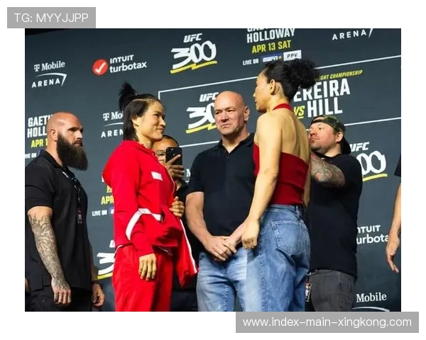 UFC女子拳手赛后合照引热议:“豪放”背后的真实力量 UFC女子拳手赛后合照引热议:“豪放”背后的真实力量