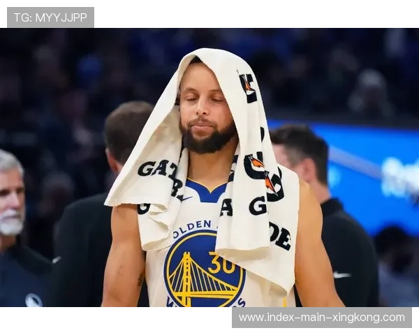 库里中路突进上篮命中，勇士在客场逆转成功